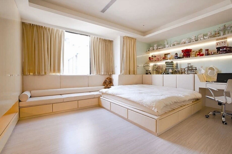 tende corte sul davanzale della finestra nelle idee per gli interni della camera da letto