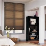 idee di design per tende corte sul davanzale della camera da letto