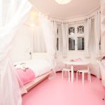 tende corte sul davanzale della finestra all'interno della camera da letto