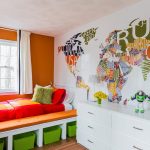 tende corte sul davanzale della finestra nelle idee per gli interni della camera da letto