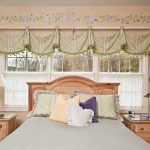 tende corte sul davanzale della finestra nella foto del design della camera da letto