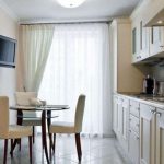 tende in voile in una lunga cucina