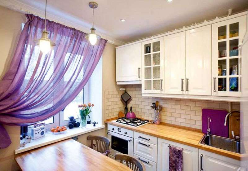 tende in voile in una piccola cucina
