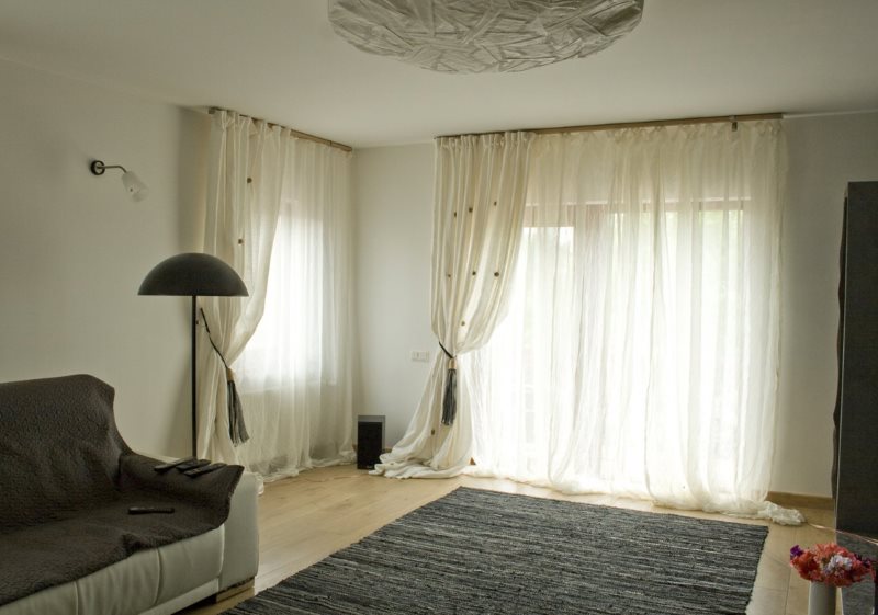 Decorare la finestra del soggiorno con tende lunghe