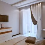 tende sulla cornice del soffitto per la camera da letto