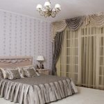 tende sulla cornice del soffitto per camera da letto con balcone