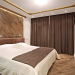 tende sul cornicione del soffitto marrone