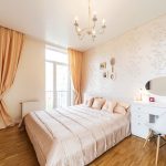 tende color pesca sulla cornice del soffitto