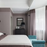 tende grigie sulla cornice del soffitto