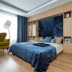 tende blu sulla cornice del soffitto