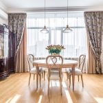 tende sulla cornice del soffitto nell'ingresso