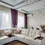 tende scure sulla cornice del soffitto