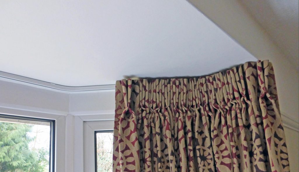 tende sul cornicione del soffitto