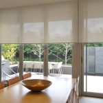 idee per interni con tende a rullo elettriche
