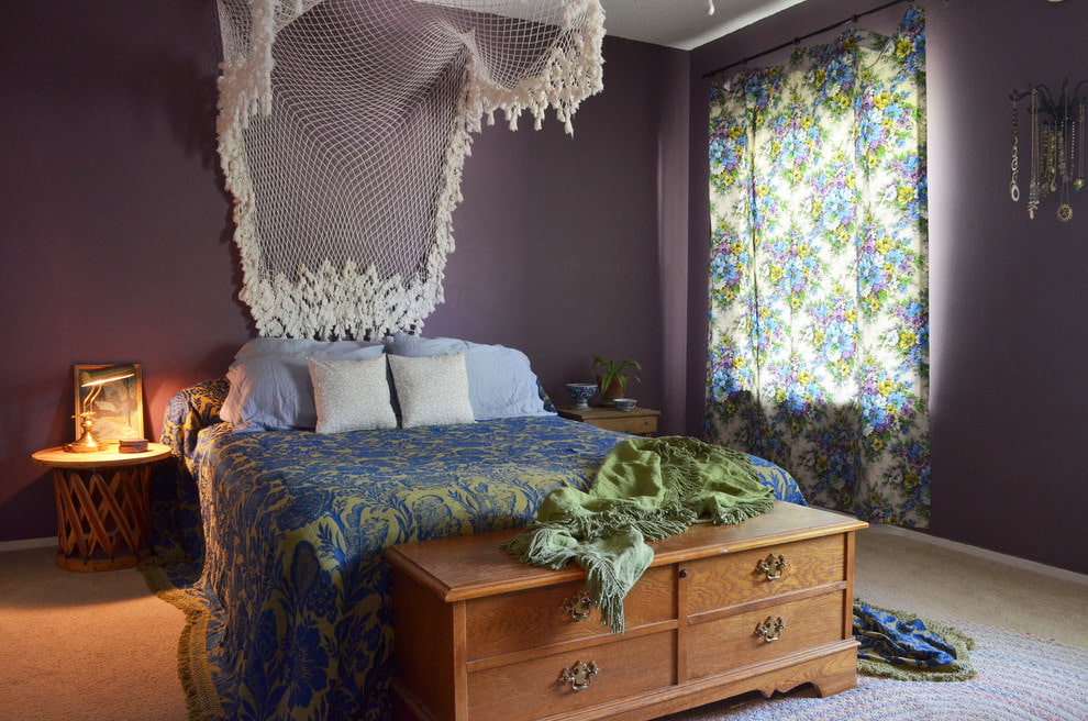 Tende con fiori in una camera da letto in stile boho