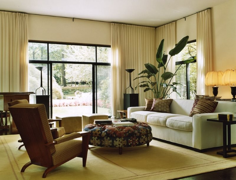 Tende beige in stile eco-sostenibile per il soggiorno