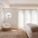 tende all'interno della camera da letto
