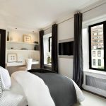 tende nella foto dell'interno della camera da letto