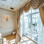 tende sul cornicione del soffitto classico