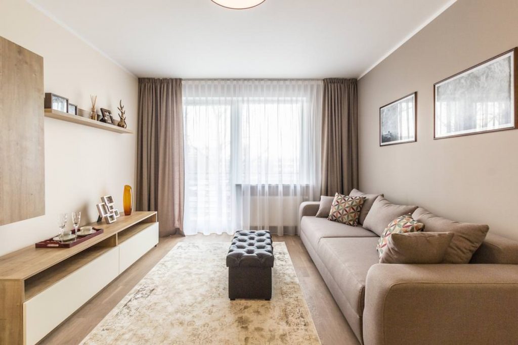 Tende dritte senza decorazioni all'interno di un soggiorno moderno