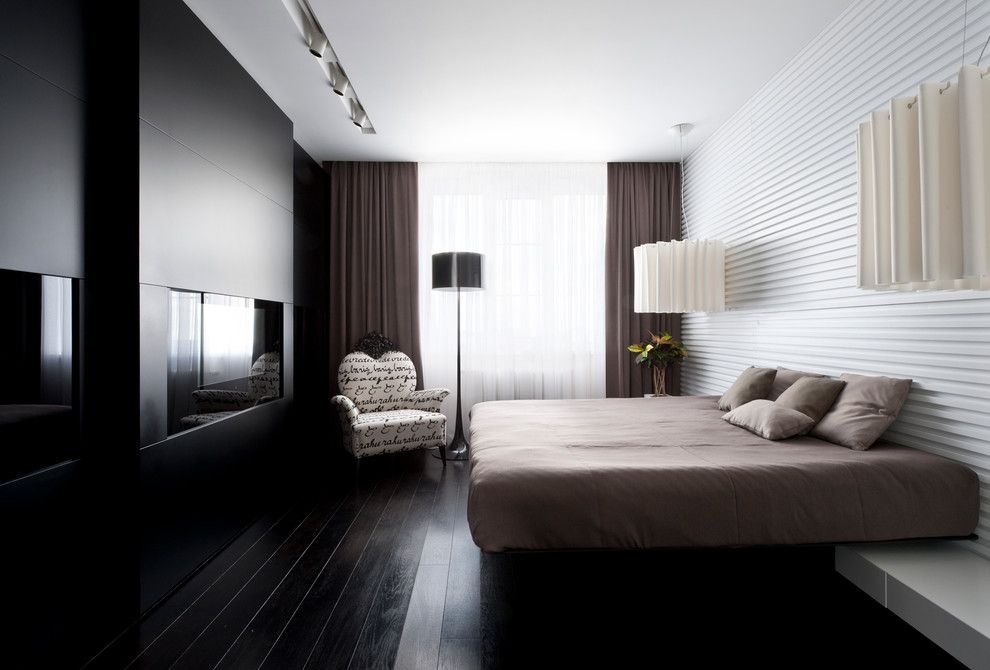 Tende scure in una camera da letto in stile moderno