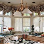 tende sul cornicione del soffitto per la cucina