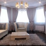 tende simmetriche su una cornice del soffitto