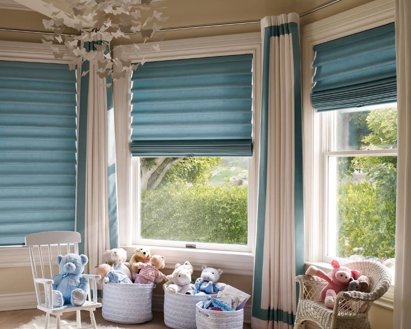 Tende romane blu nella cameretta dei bambini