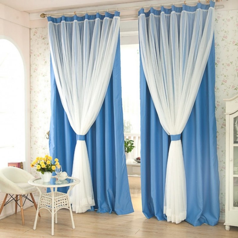 Tulle bianco su una cornice con tende blu
