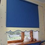 Tenda a rullo blu con decorazioni per la cucina