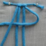 Formazione del primo nodo quando si tesse una tenda in macramè