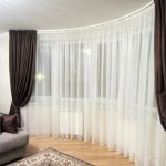 L'abbinamento di tulle bianco e tende nere risulta originale e di grande effetto.