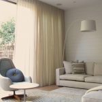 Tulle beige su una finestra panoramica
