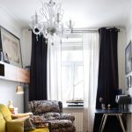 Lampadario di plastica bianca sul soffitto della sala