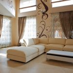 Progettazione del soggiorno con soffitto alto