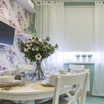 Fiori freschi in un vaso sul tavolo della cucina