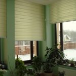 Tende a rullo verde chiaro per le finestre angolari di una casa privata