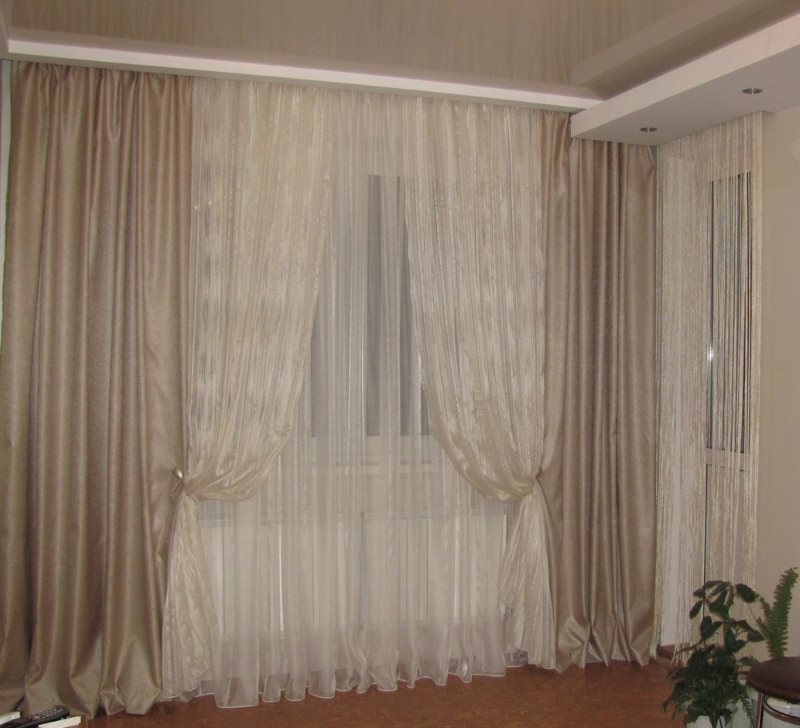 Tende beige abbinate a doppio tulle