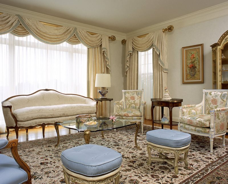 Tende beige con lambrequin abbinate a tulle bianco sulle finestre dell'ingresso