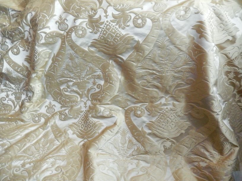 Lussuoso tulle di seta con ricami