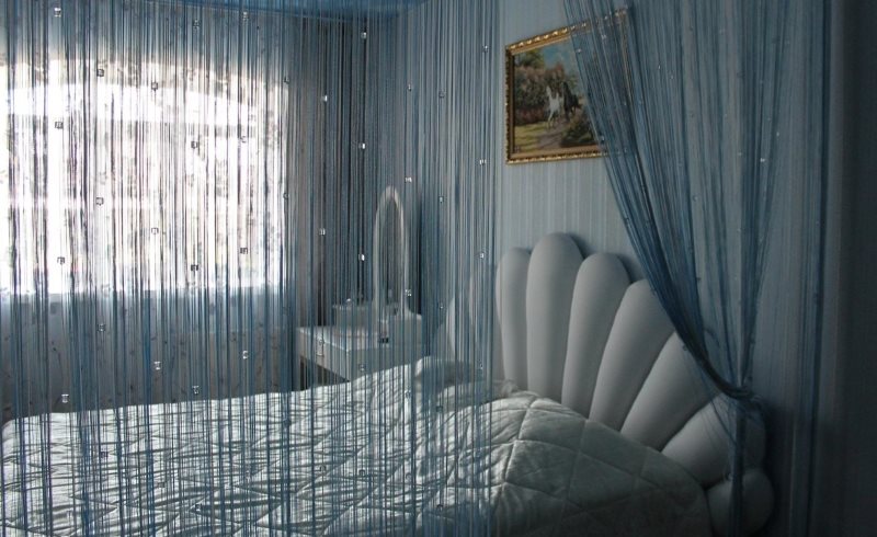 Interno della camera da letto con tulle di mussola