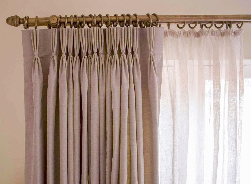 Fissaggio di tulle e tende al tubo della cornice della parete