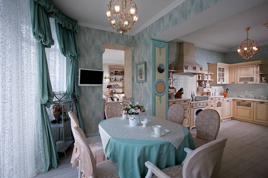 Interno cucina in stile provenzale con tulle bianco