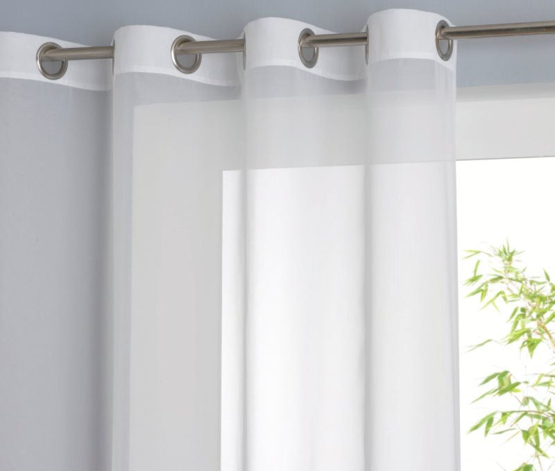 Tulle bianco con occhielli su cornice metallica