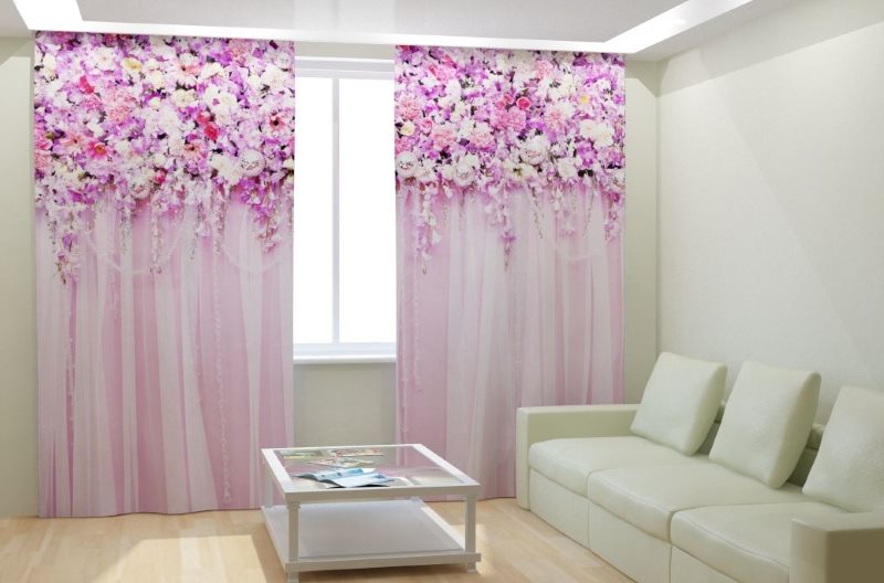 Decorare una finestra del soggiorno con tulle e stampa fotografica