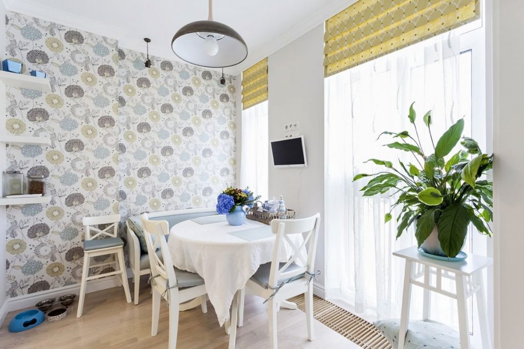 Tenda romana a contrasto sulla finestra con tulle bianco