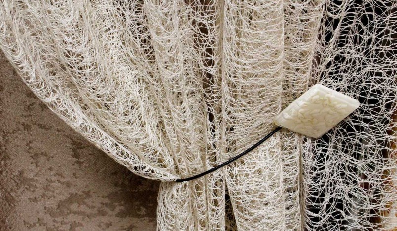 Ragnatela in tulle con fermaglio decorativo