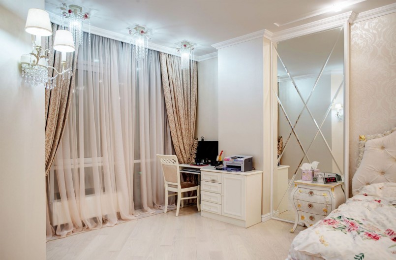 Decorare una finestra della camera da letto con tulle in stile barocco