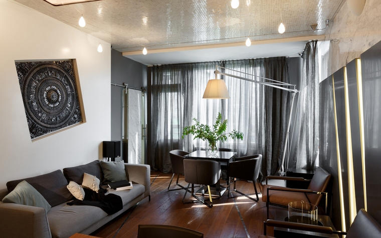 Decorare una finestra del soggiorno con tulle trasparente