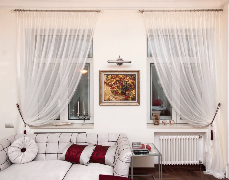 Decorazione simmetrica della finestra con tende di tulle